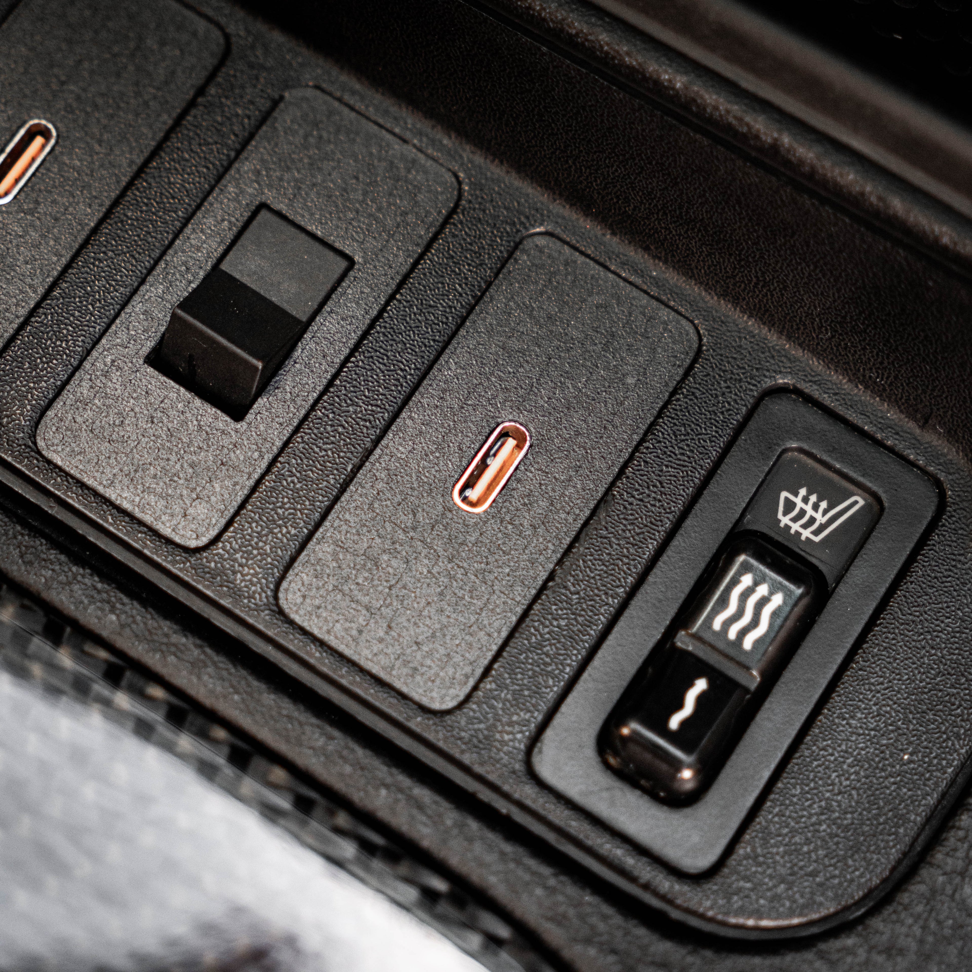 BMW E36 USB A and USB C charging module
